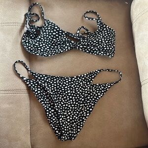 Black Flint Tona Twist Top (S) + Minimal Bottoms
(M)